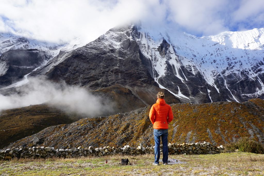 Tom Livingstone osserva il pilastro nord-est del Tengkangpoche. Foto archivio Livingstone