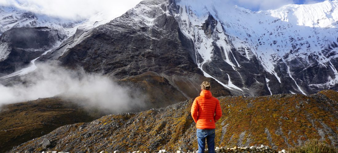 Tom Livingstone osserva il pilastro nord-est del Tengkangpoche. Foto archivio Livingstone