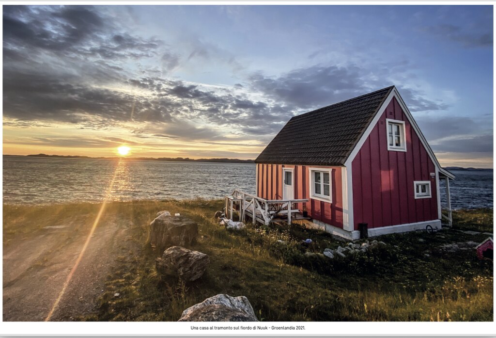 Groenlandia, una casa al tramonto sul fiordo di Nuuk (2021)