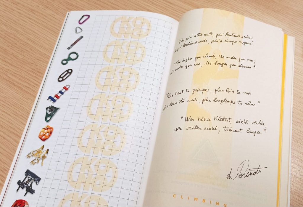 Uno dei cataloghi Kong con la frase riportare in 4 lingue. Foto Kong