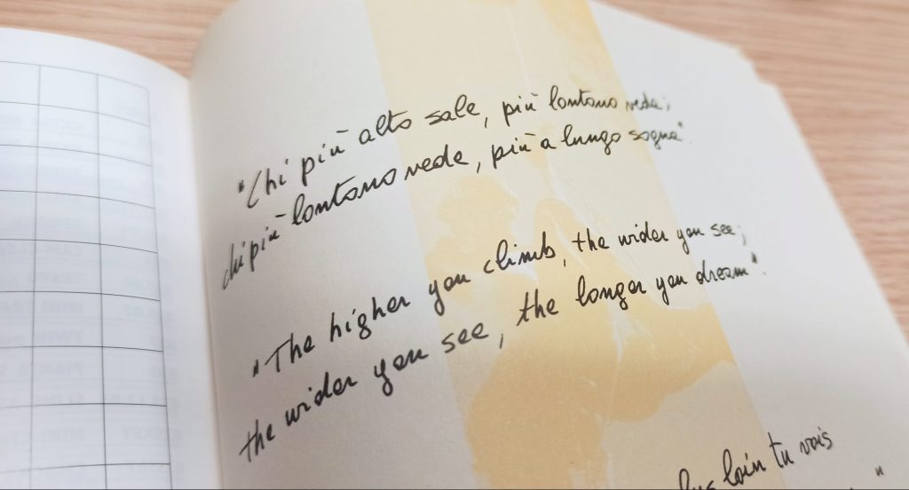 Uno dei cataloghi Kong con la frase riportare in 4 lingue. Foto Kong