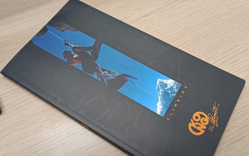 Uno dei cataloghi Kong con la frase riportare in 4 lingue. Foto Kong