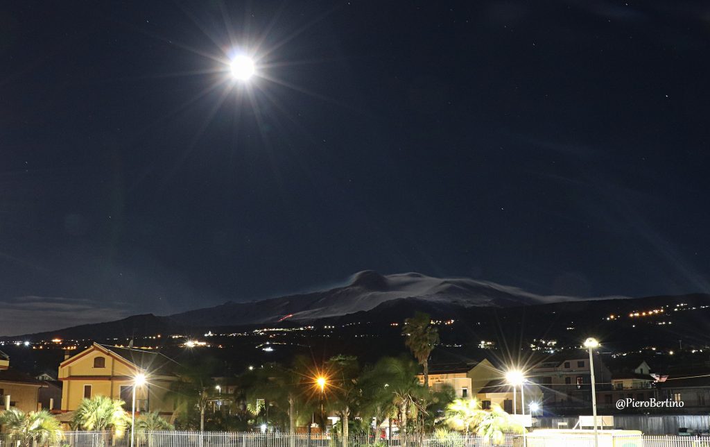 La colata vista da Mascali - Foto Piero Bertino