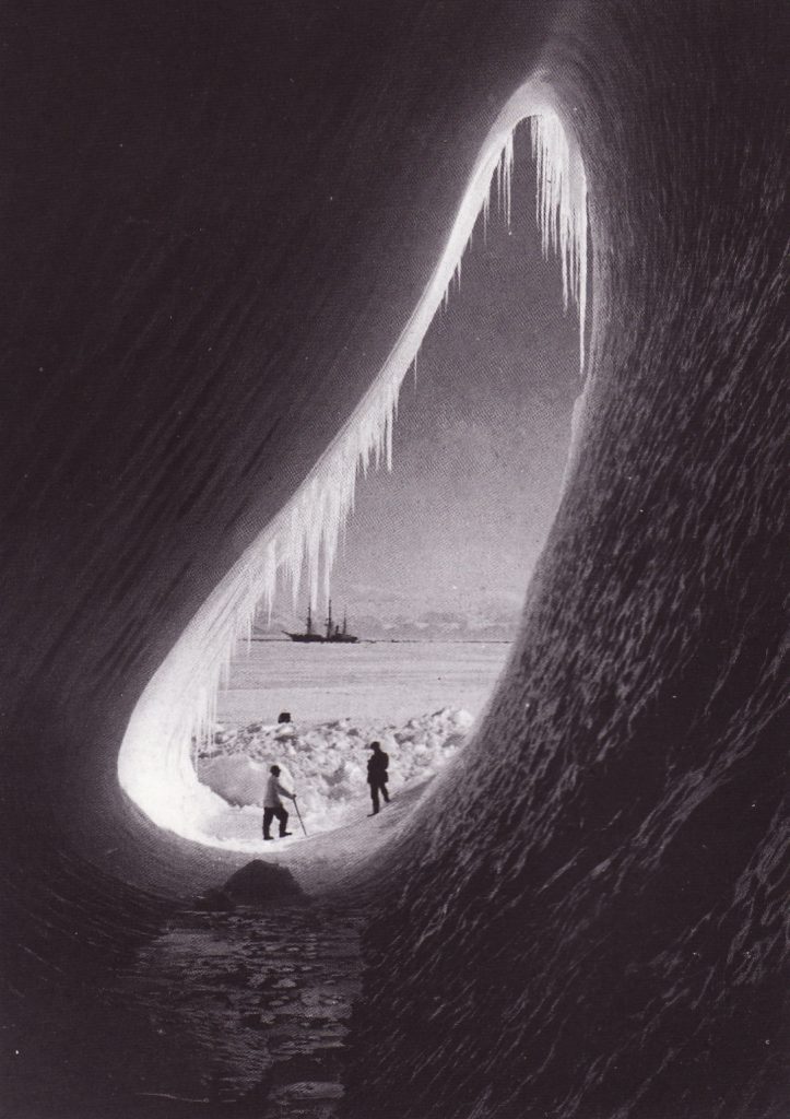 La Terra Nova tra i ghiacci - Foto Wikimedia Commons @Herbert Ponting (dal libro Les Grands Explorateurs)