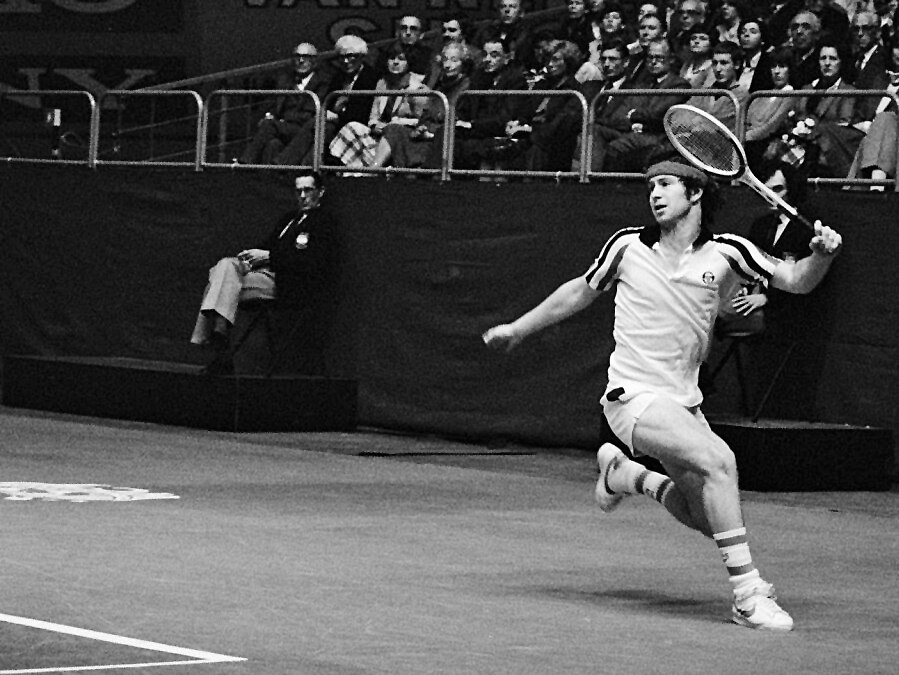 John McEnroe al ABN Tennis Tournament di Rotterdam nel 1979 - Foto Wikimedia Commons @Anefo / Croes, R.C.