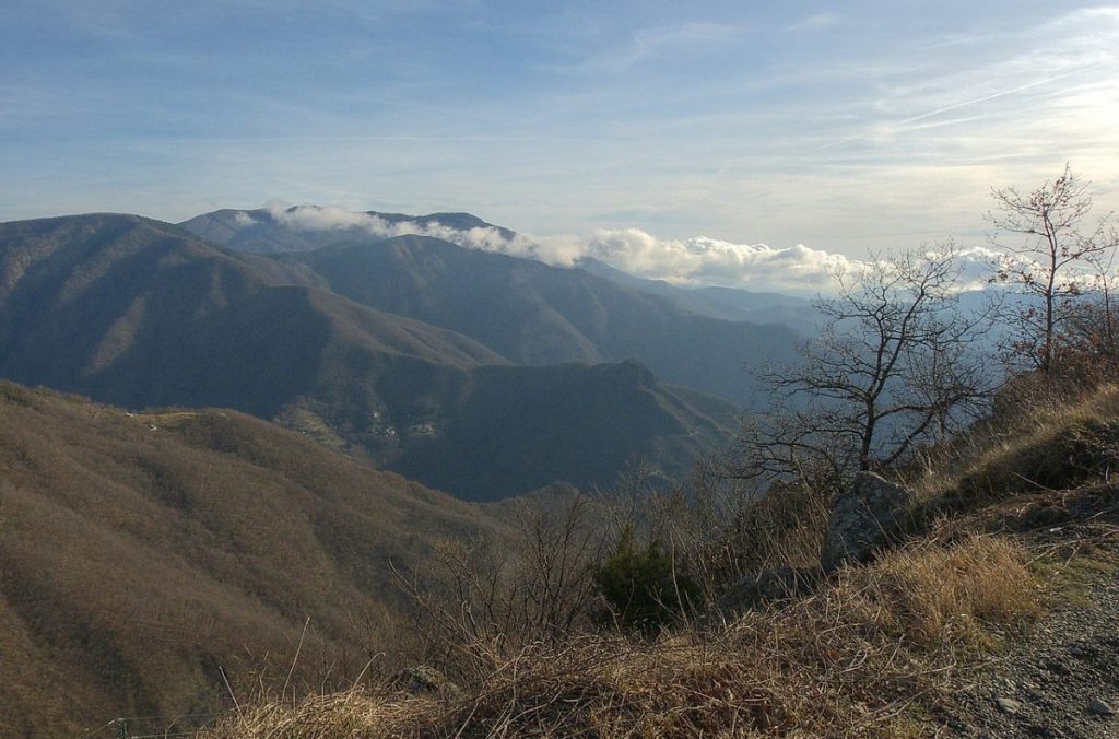 Monte Zatta tra le nuvole - Foto Wikimedia Commons @Terensky