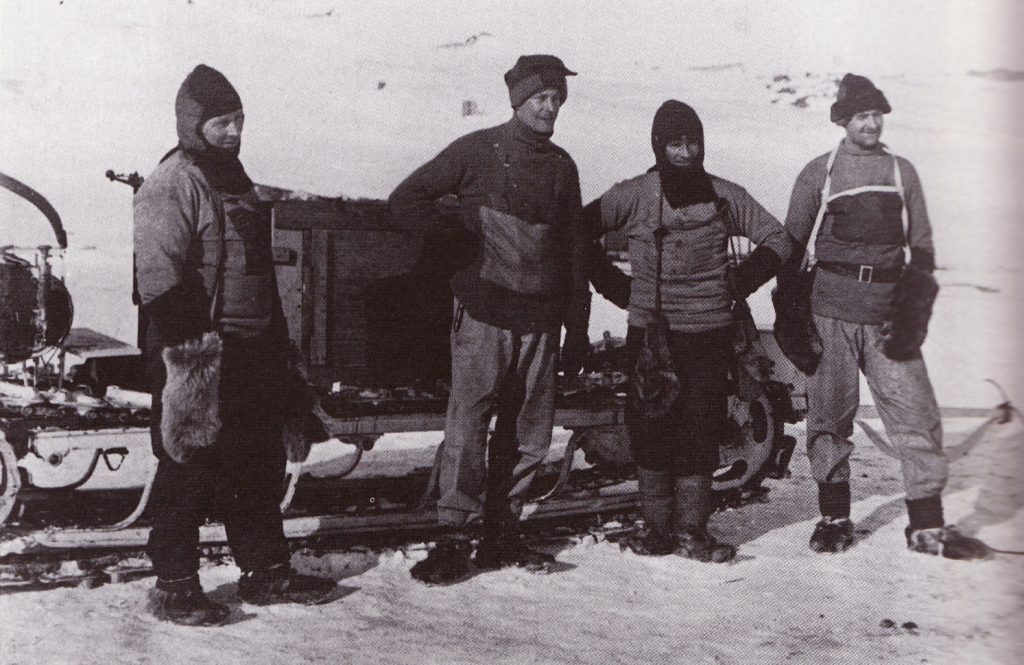 I membri della Terra Nova Expedition posano con le motoslitte - Foto Wikimedia Commons @Herbert Ponting