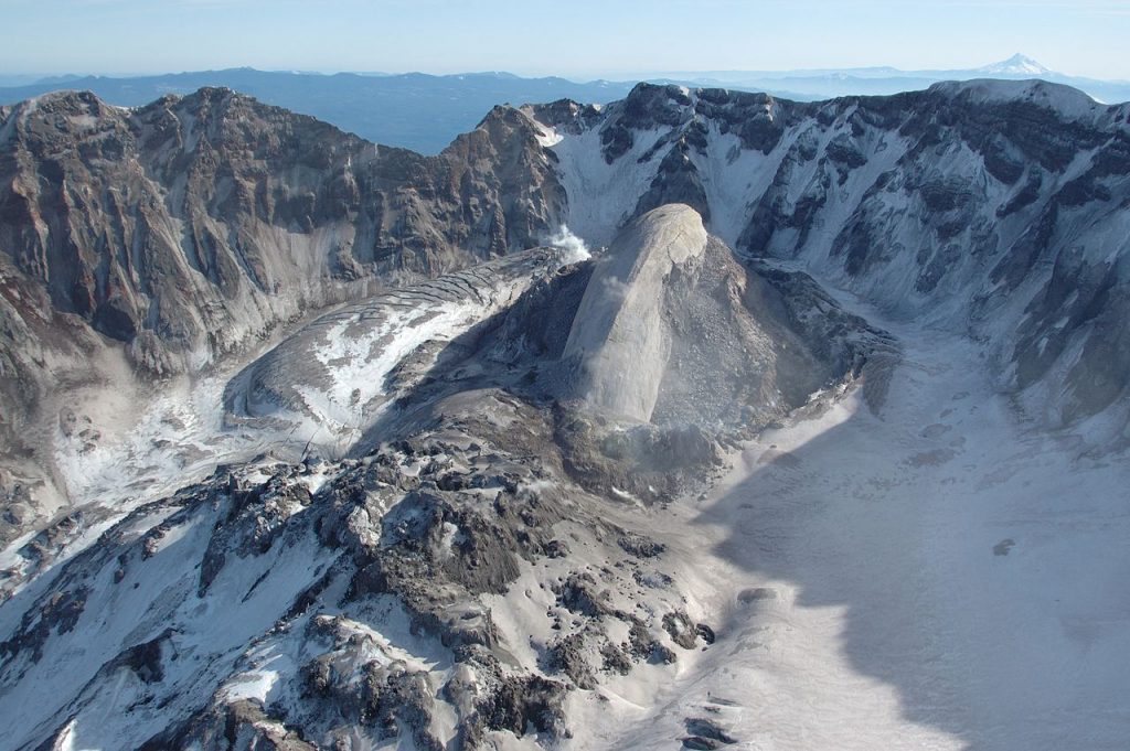 Nuovo cono vulcanico nel cratere del Sant