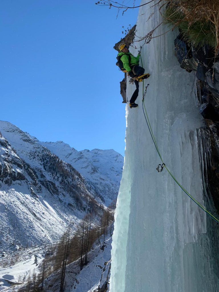 François Cazzanelli in azione su una cascata. Archivio Cazzanelli/Grivel