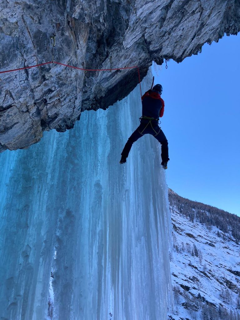 François Cazzanelli in azione su una cascata. Archivio Cazzanelli/Grivel