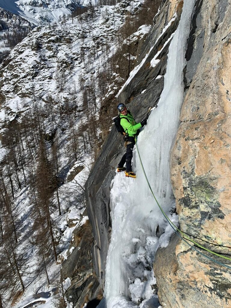 François Cazzanelli in azione su una cascata. Archivio Cazzanelli/Grivel