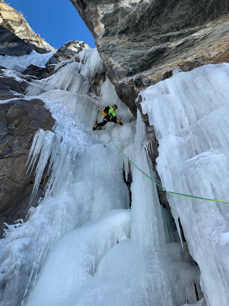 François Cazzanelli in azione su una cascata. Archivio Cazzanelli/Grivel
