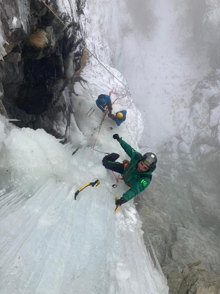 Stefano Stradelli in azione su una cascata. Foto archivio Cazzanelli/Grivel