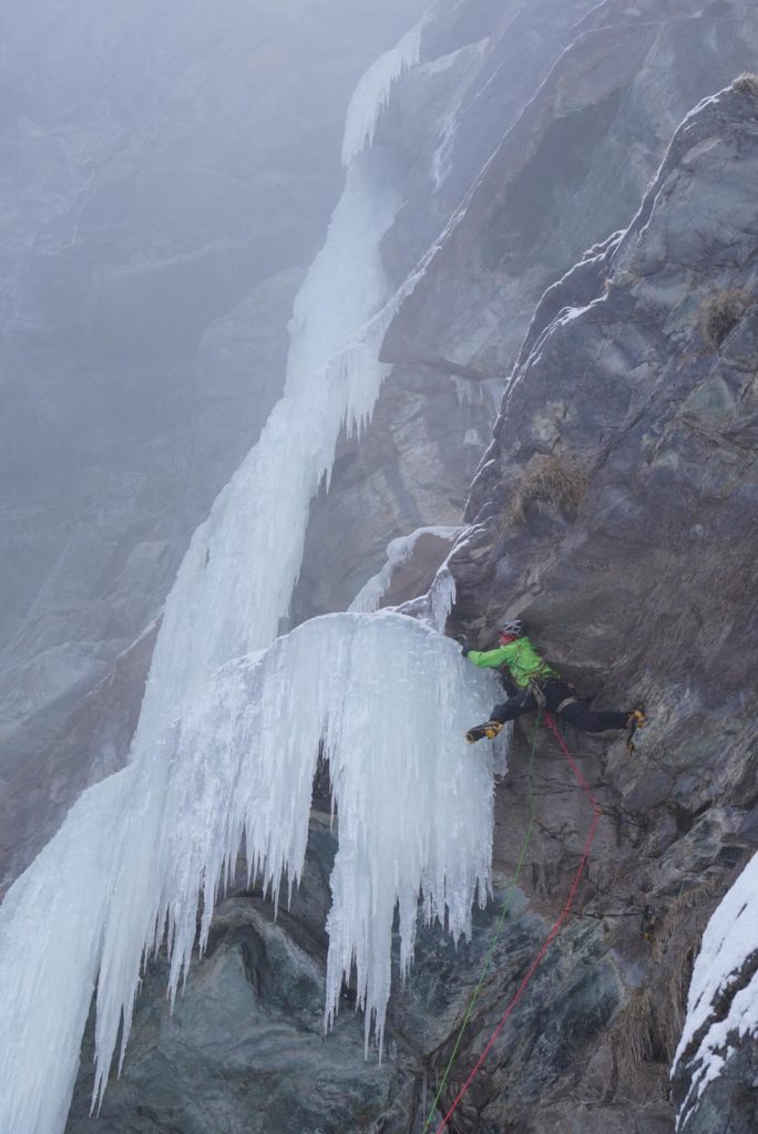François Cazzanelli in azione su una cascata. Archivio Cazzanelli/Grivel