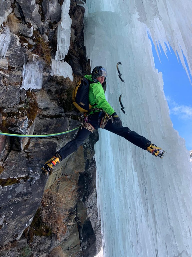 François Cazzanelli in azione su una cascata. Archivio Cazzanelli/Grivel