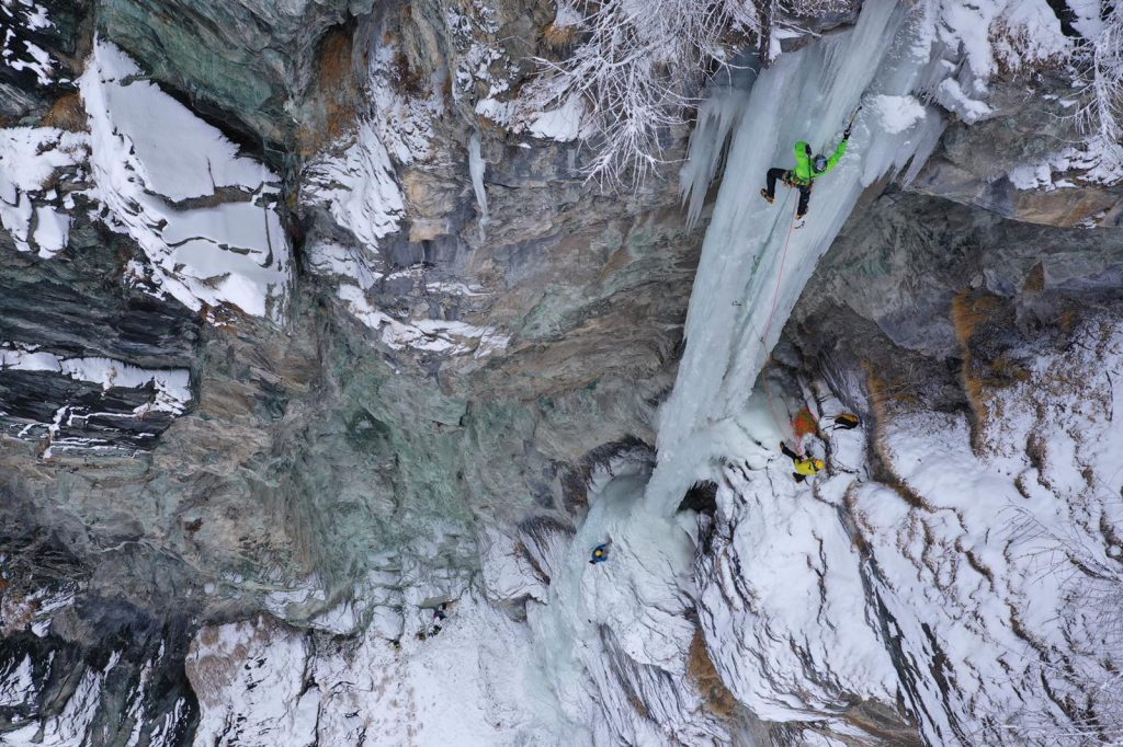 François Cazzanelli in azione su una cascata. Archivio Cazzanelli/Grivel