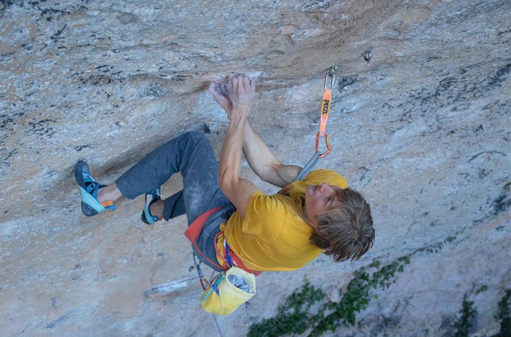 Alex Megos sul passaggio chiave di La Capella, 9b a Siurana. Foto @ Alex Megos IG