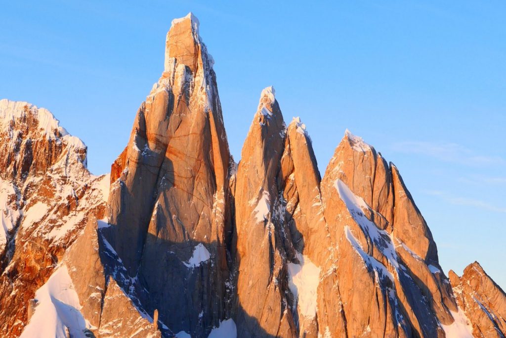 Il Cerro Torre colorato dal sole. Foto Della Bordella