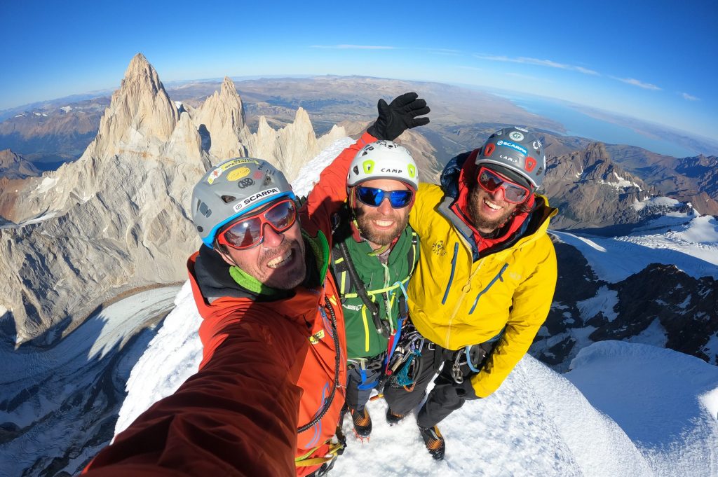 Matteo Della Bordella, David Bacci e Matteo De Zaiacomo in cima al Cerro Torre. Foto Della Bordella