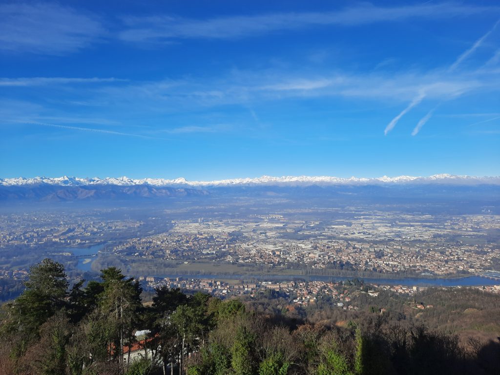Torino e il suo arco alpino innevato solo alle quote più alte.