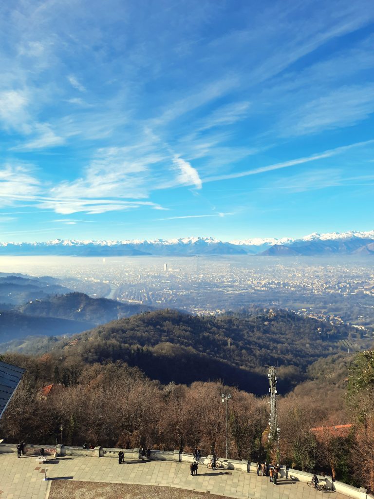 Torino e il suo arco alpino innevato solo alle quote più alte.