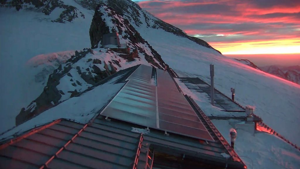 Cieli rosa su Capanna Gnifetti - Foto FB Rifugi Monterosa