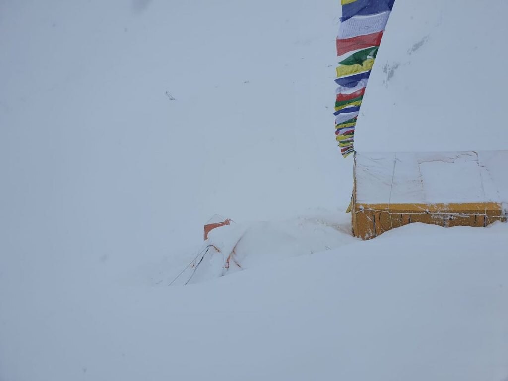 Manaslu, dopo la forte nevicata. Foto via Txikon
