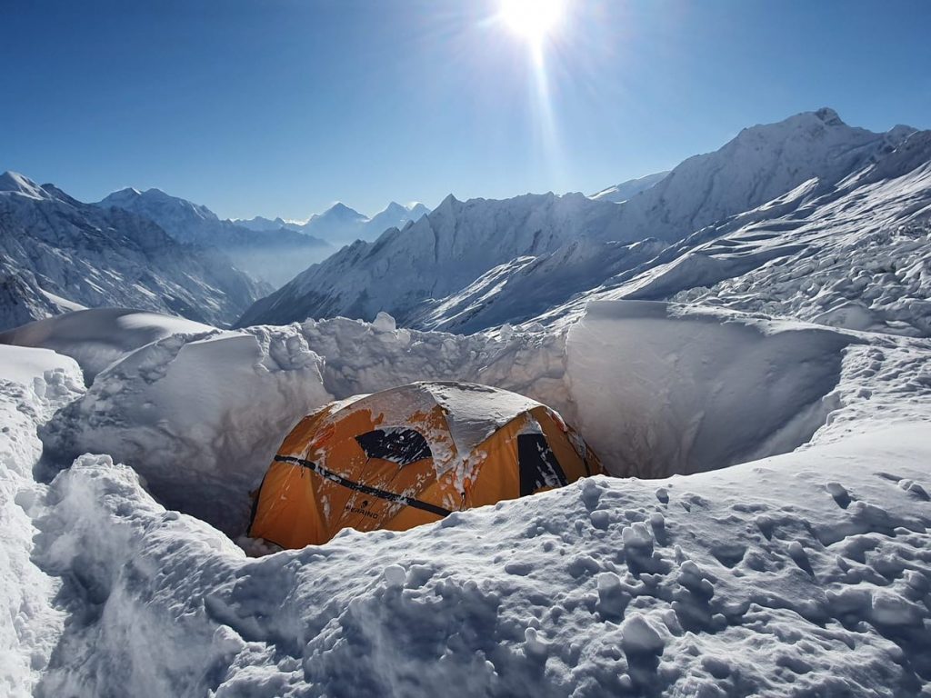 Manaslu, dopo la forte nevicata. Foto via Txikon