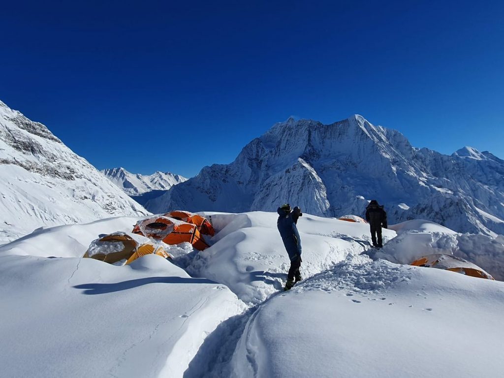 Manaslu, dopo la forte nevicata. Foto via Txikon