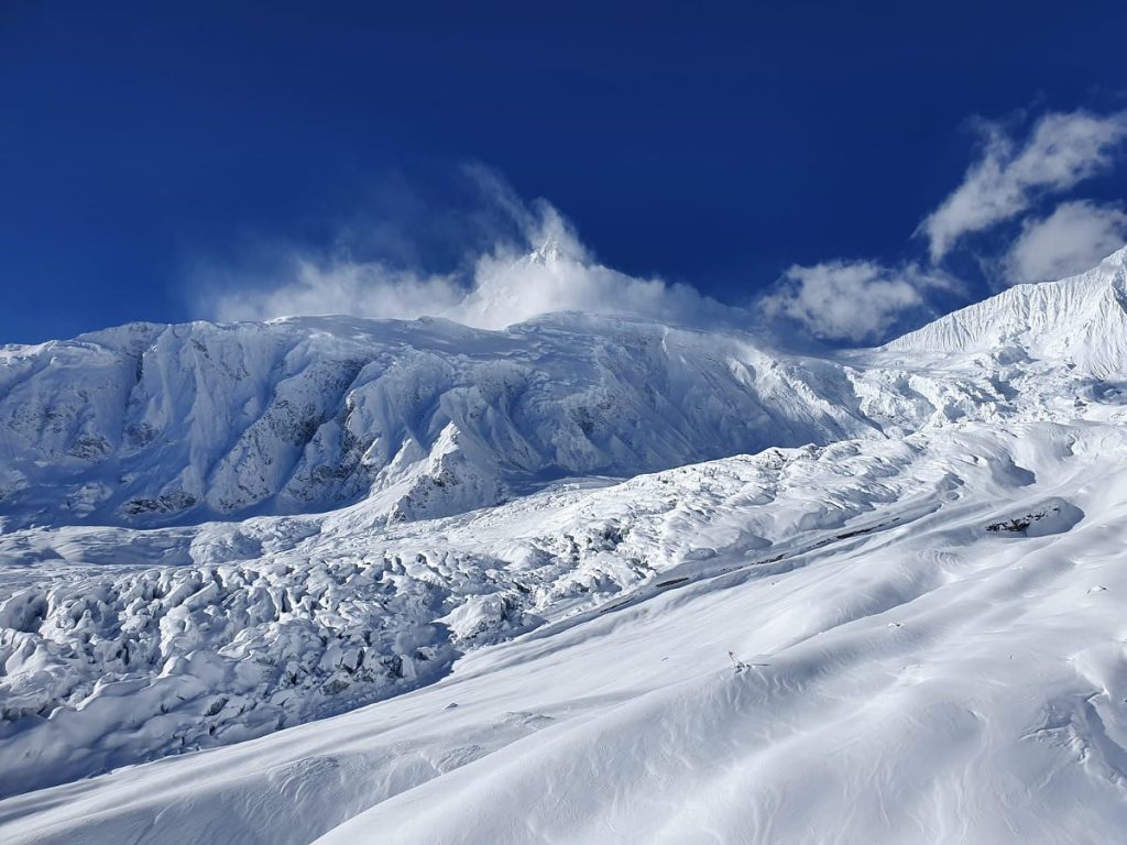 Manaslu, dopo la forte nevicata. Foto via Txikon