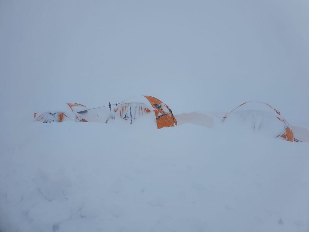 Manaslu, dopo la forte nevicata. Foto via Txikon