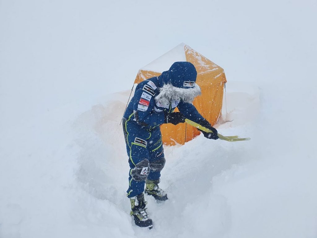 Manaslu, dopo la forte nevicata. Foto via Txikon