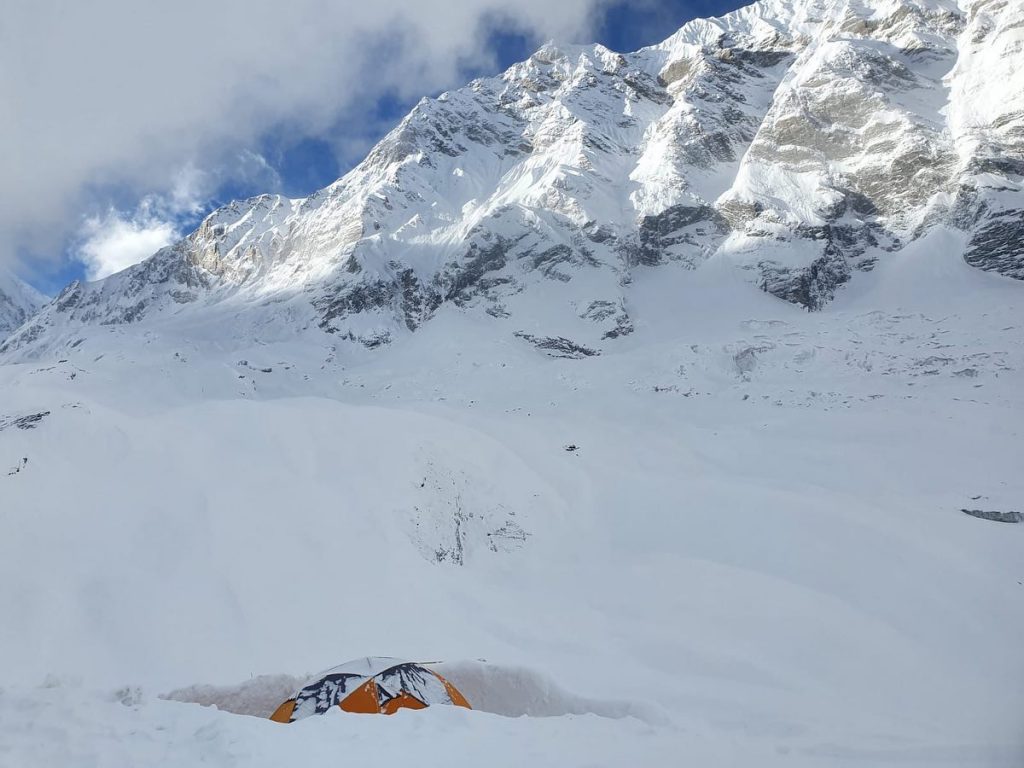 Campo base Manaslu. Foto via Alex Txikon 