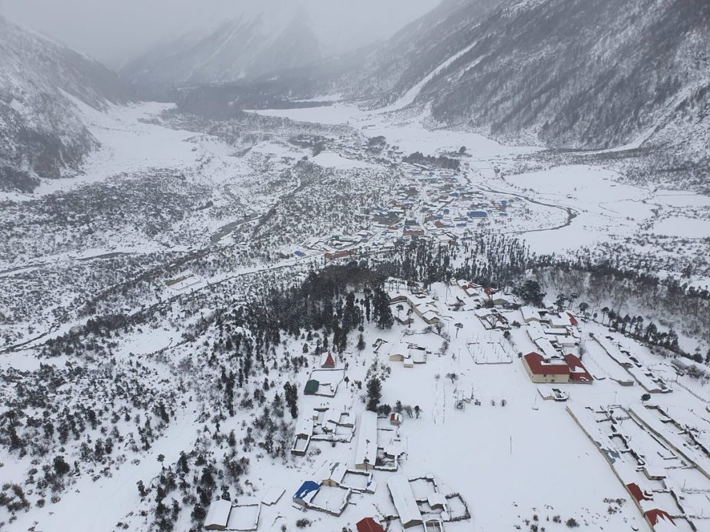 Lasciando il campo base Manaslu. Foto via Alex Txikon