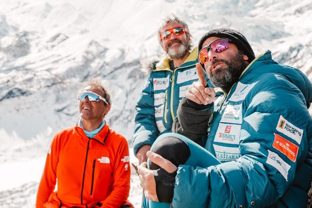 Moro, Alvarez e Txikon a Samagaon. Foto Txikon 