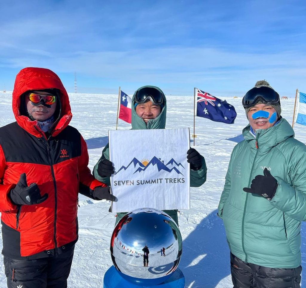 Il team di Seven Summit Treks al Polo Sud. Foto Seven Summit Treks