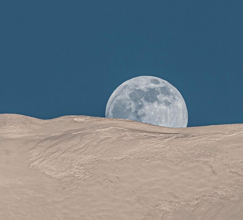 Luna sulle creste del Redentore, Monti Sibillini - Foto FB Damiano Lancioni
