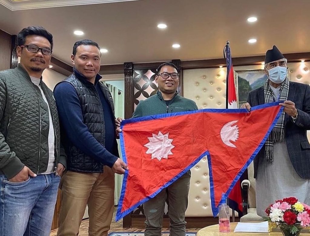 La consegna della bandiera nepalese al team di Seven Summit Treks. Foto Seven Summit Treks