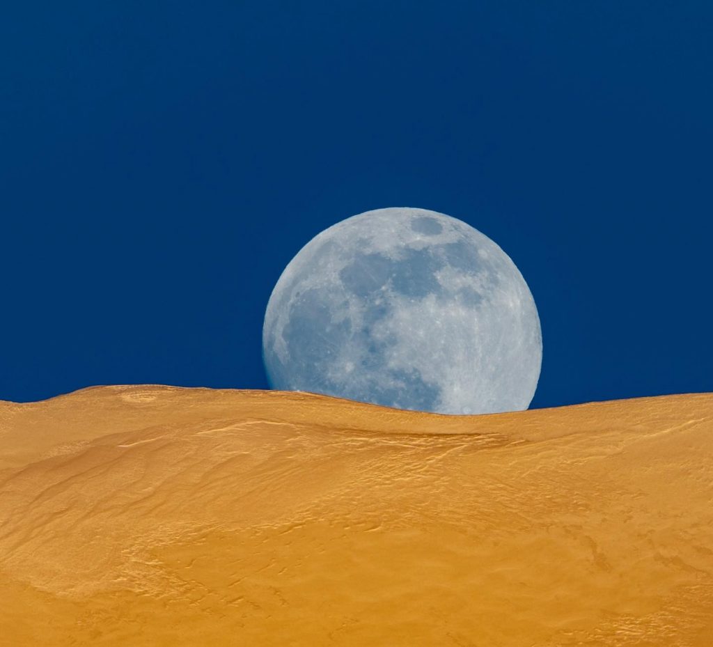 Luna sulle creste del Redentore, Monti Sibillini - Foto FB Damiano Lancioni