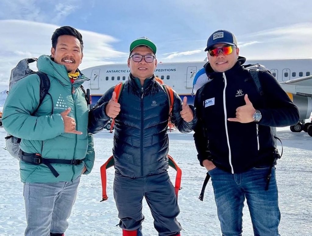 Il team di Seven Summit Treks in Antartide. Foto Seven Summit Treks