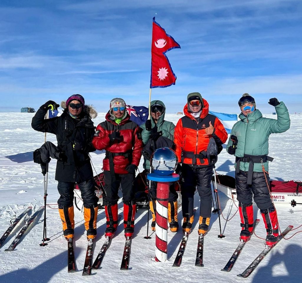 Il team di Seven Summit Treks al Polo Sud con Nirmal Purja. Foto Seven Summit Treks