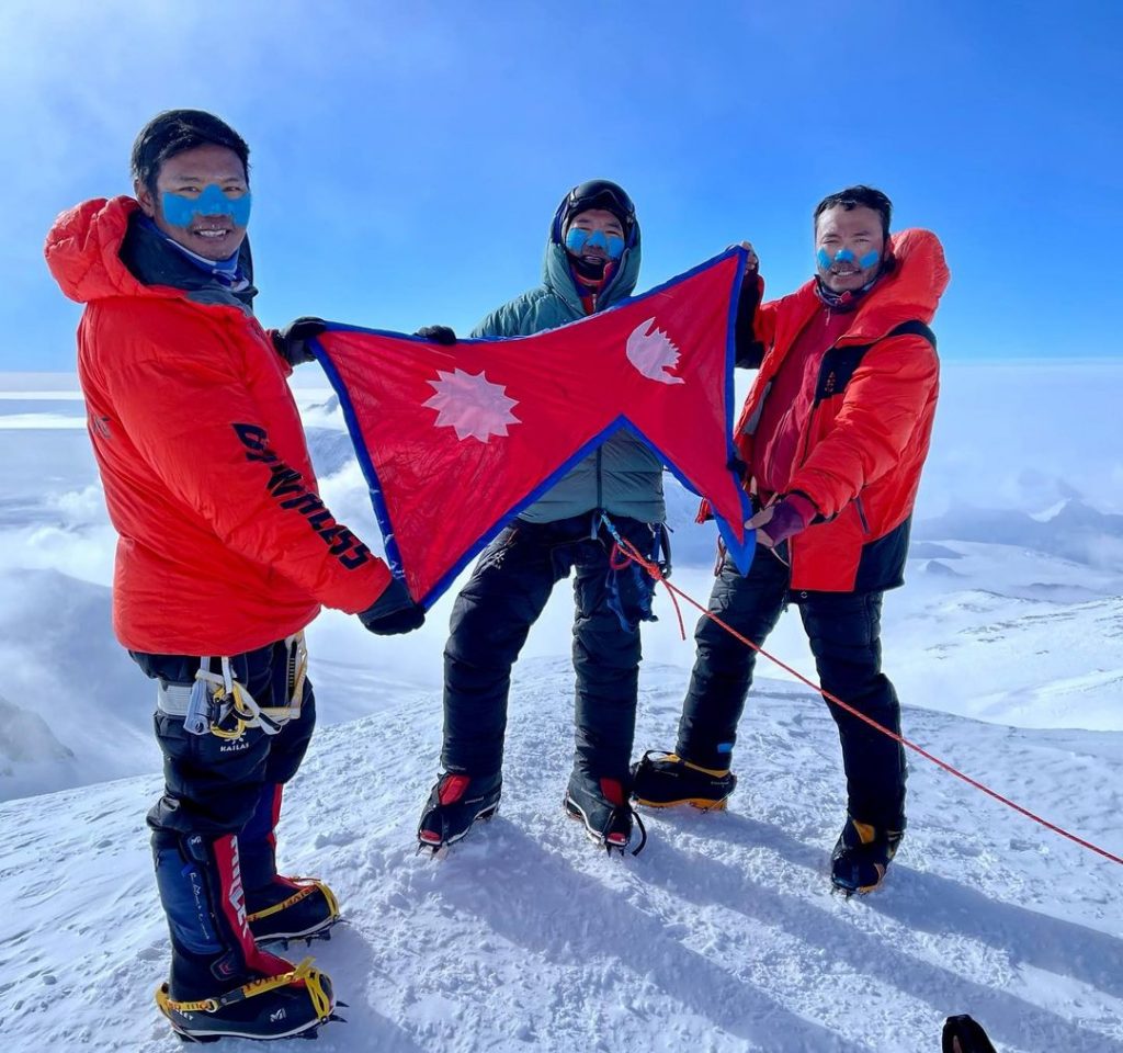 Il team di Seven Summit Treks in cima al Monte Vinson. Foto Seven Summit Treks