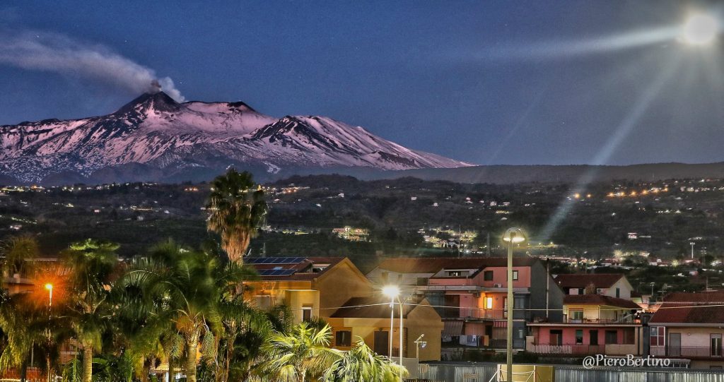 Etna illuminato a giorno dalla luna - Foto FB Piero Bertino