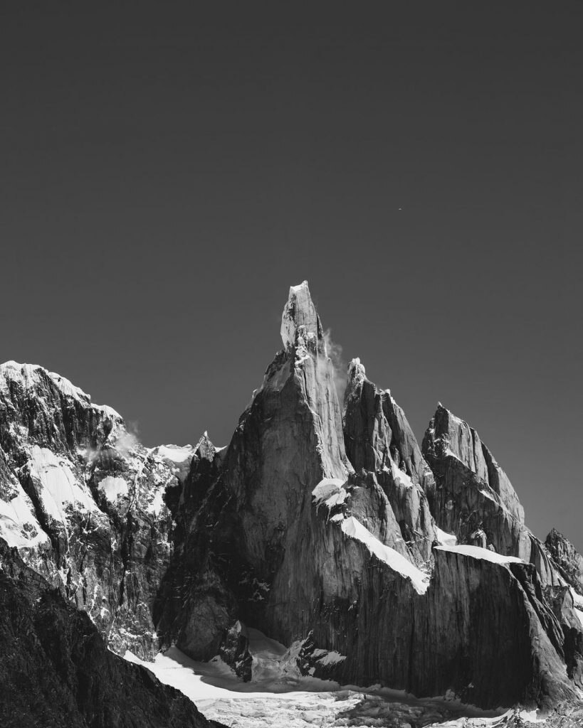 Il Cerro Torre, visibile in alto a destra la vela di un parapendio.  Foto instagram Roger Schäli