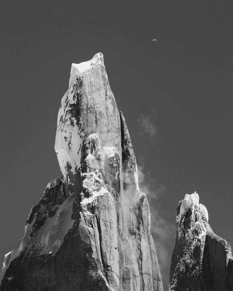 Il Cerro Torre, visibile in alto a destra la vela di un parapendio.  Foto instagram Roger Schäli