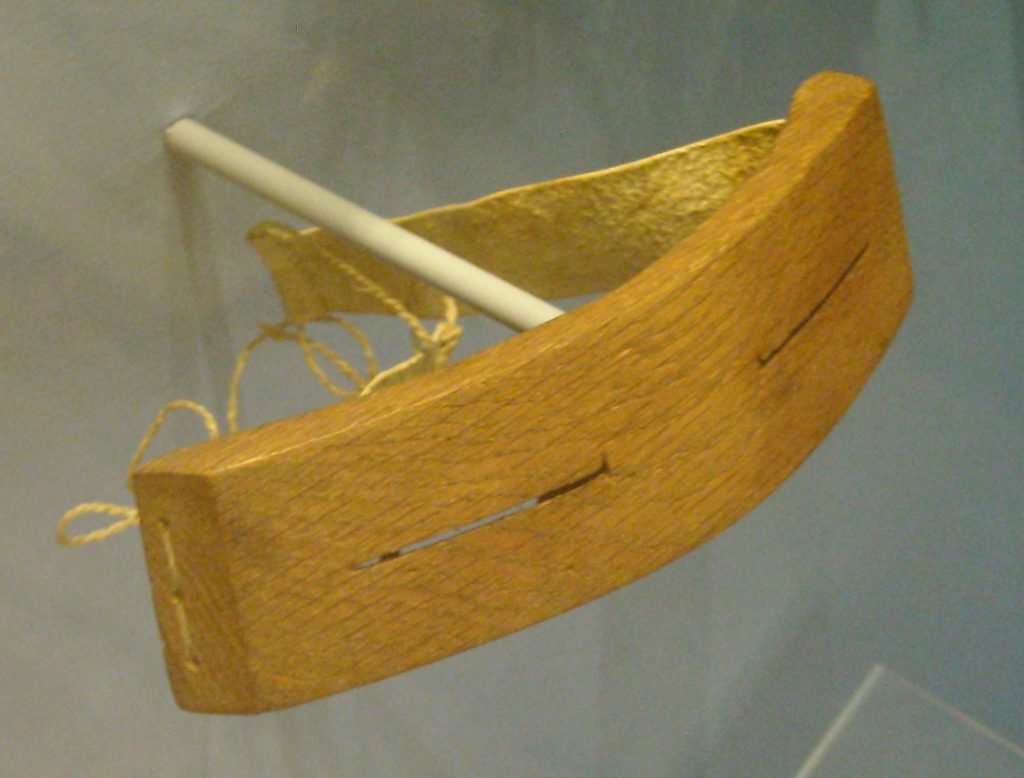 Occhiali inuit in legno - Foto Wikimedia Commons @Simonxag