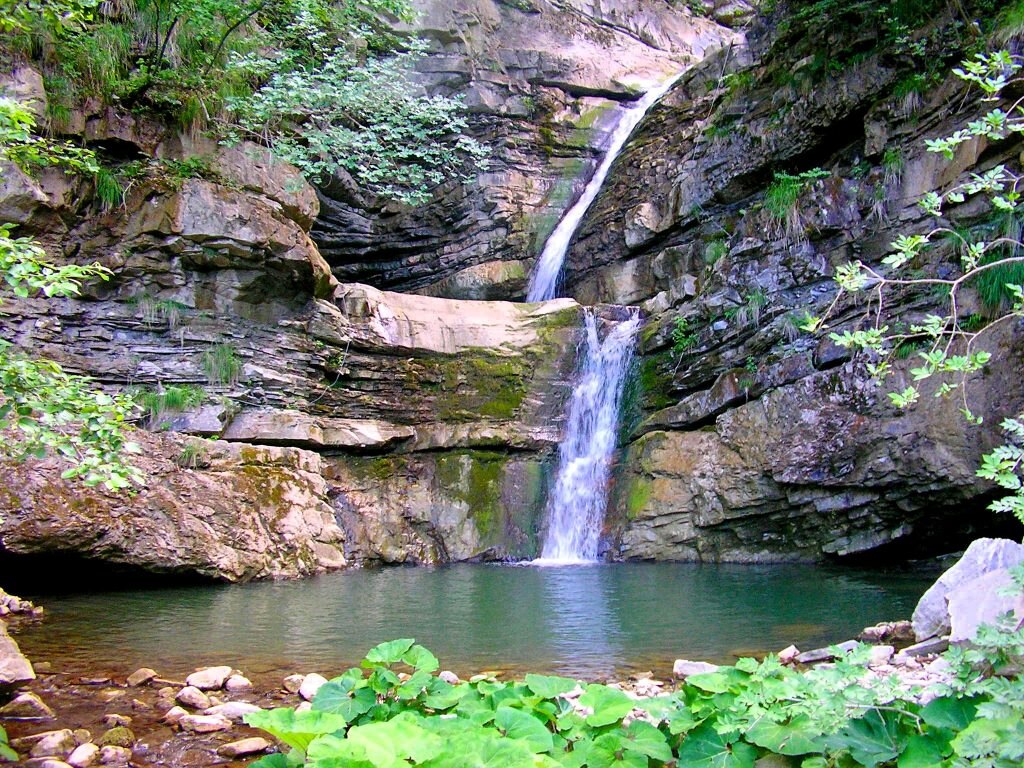 Cascata su torrente Pierino, una delle meraviglie del comune di Ottone. Foto Wikimedia Commons