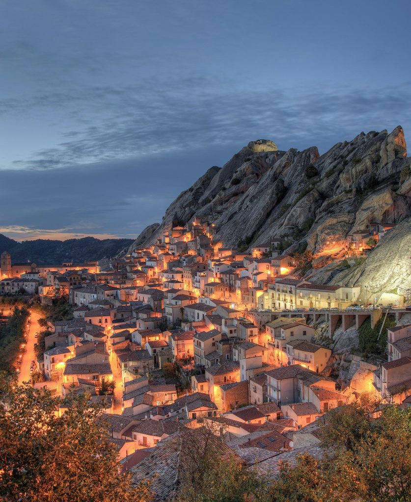 Panoramica notturna di Pietrapertosa - Foto Wikimedia Commons @Pepp-ricci