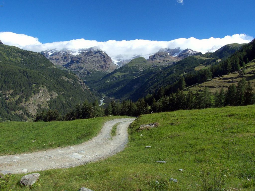 Il massiccio del Monte Rosa da Mascognaz - Foto Wikimedia Commons @Fulvio Spada