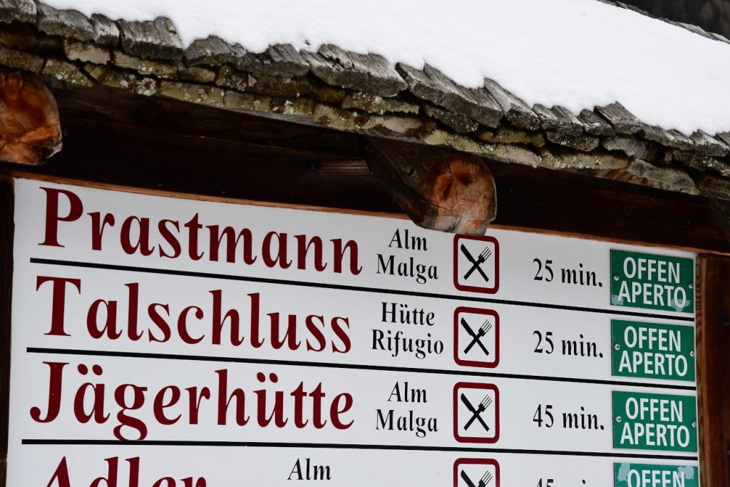 Valle Aurina, cartello con la distanza a piedi per le malghe